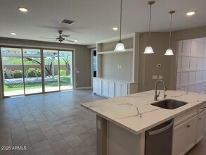 9135 W Minnezona Ave in Phoenix, AZ - Foto de edificio - Building Photo