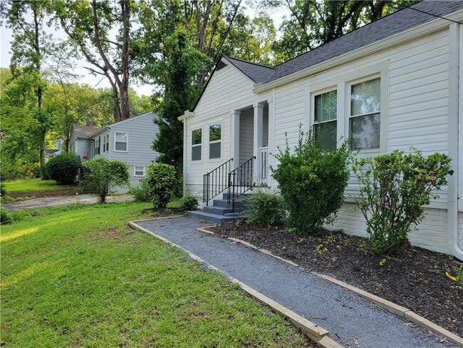 3044 Sylvan Rd in Hapeville, GA - Building Photo - Building Photo