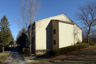 Washington Hill Apartments in Lincoln, RI - Foto de edificio - Building Photo