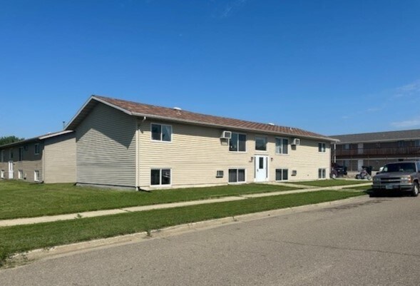 1007 13th Ave W, Unit 4 in Williston, ND - Building Photo