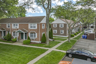 Sunnyridge Condominiums in Fairfield, CT - Building Photo - Building Photo