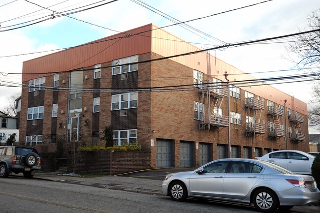 20 W Church St in Bergenfield, NJ - Foto de edificio - Building Photo