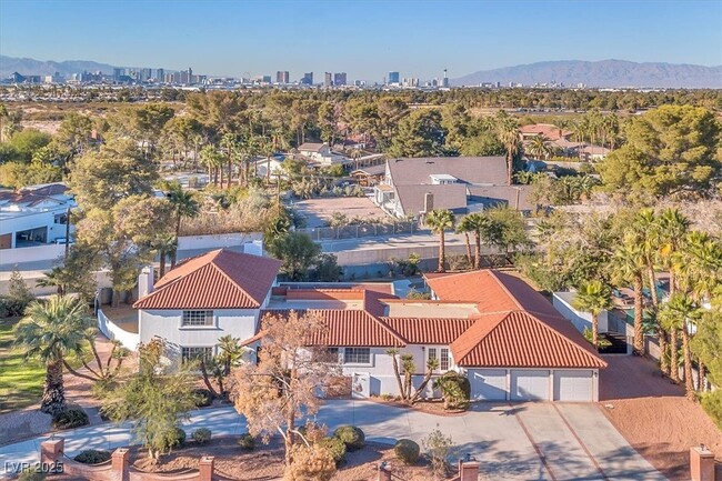 property at 2868 Vista Del Sol Ave