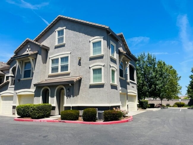 5434 Tares Cir in Elk Grove, CA - Building Photo - Building Photo
