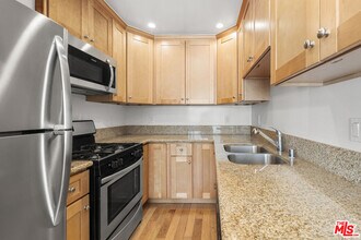 923 N San Vicente Blvd in West Hollywood, CA - Building Photo - Building Photo