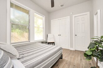 1326 Hussion St in Houston, TX - Foto de edificio - Building Photo