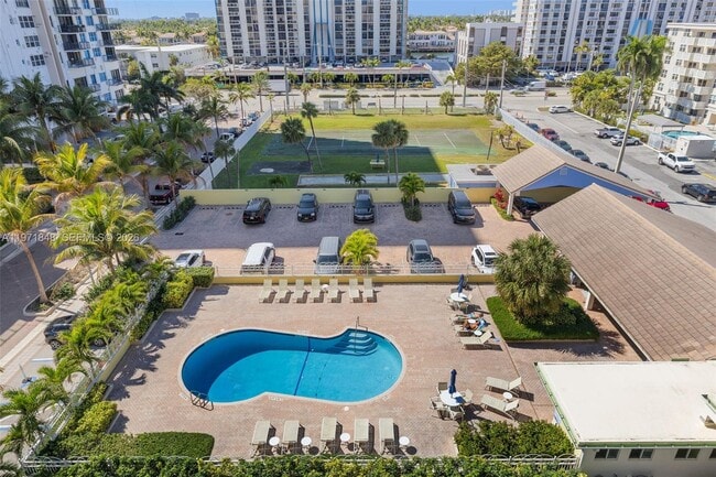 2001 S Surf Rd in Hollywood, FL - Building Photo - Building Photo