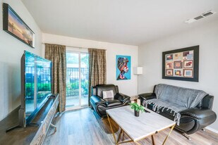 6900 Skillman St in Dallas, TX - Building Photo