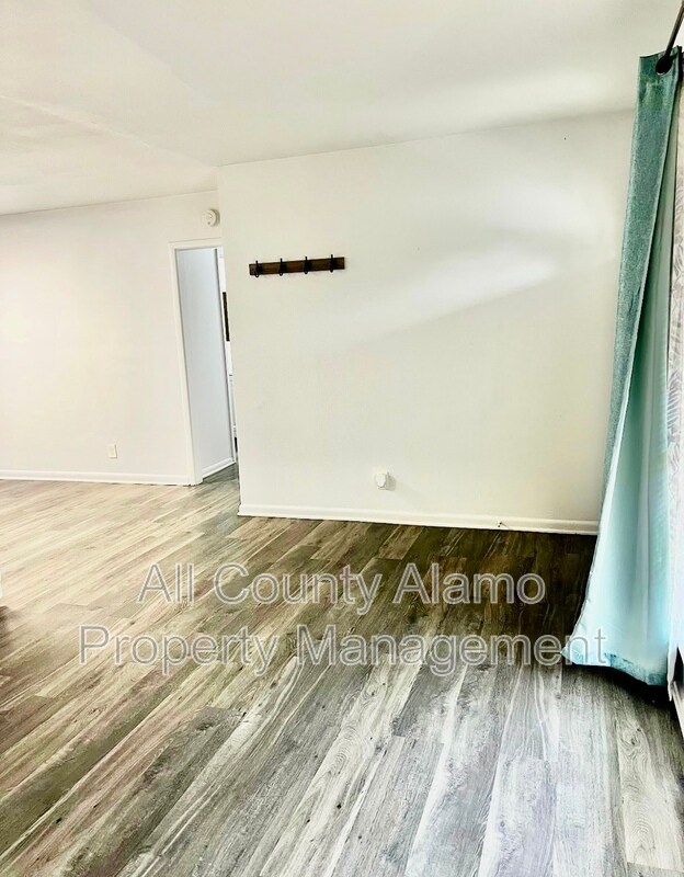 4923 Creekmoor Dr in San Antonio, TX - Building Photo - Building Photo