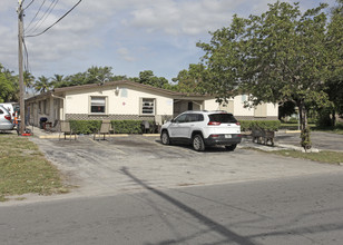 417 NW 7th Ave in Pompano Beach, FL - Foto de edificio - Building Photo