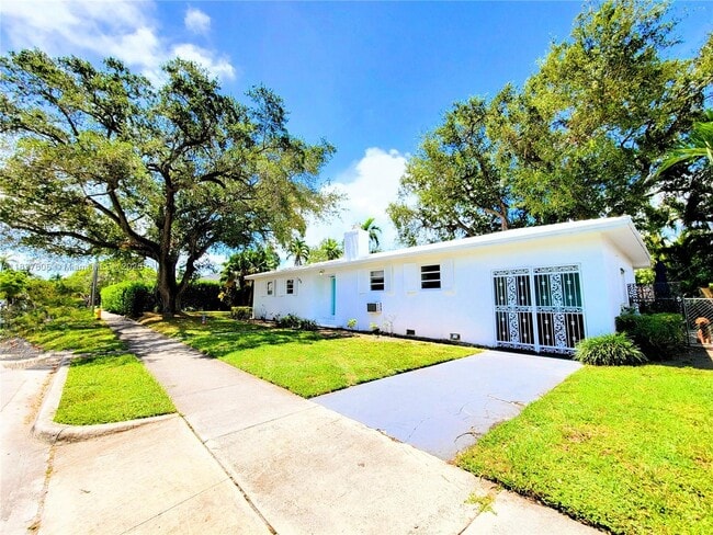 828 NE 76th St in Miami, FL - Building Photo - Building Photo