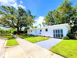 828 NE 76th St in Miami, FL - Building Photo - Building Photo