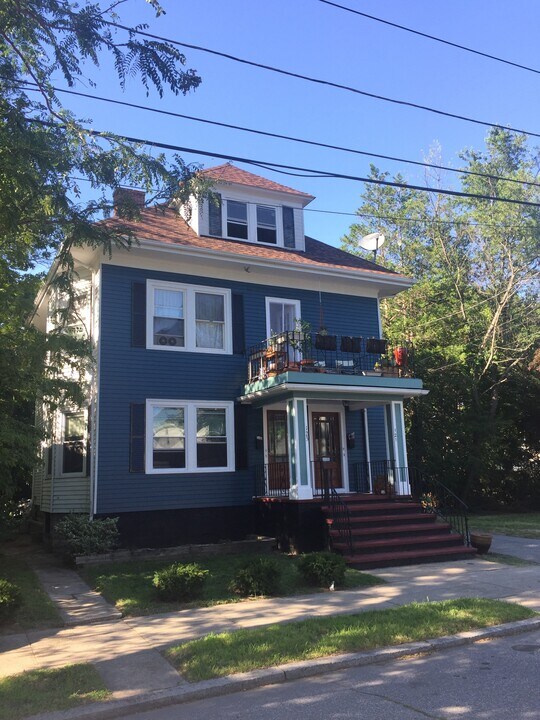 121 Rutherglen Ave, Unit 3rd Floor in Providence, RI - Building Photo
