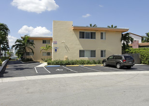 11900 N Bayshore Dr in North Miami, FL - Building Photo - Building Photo