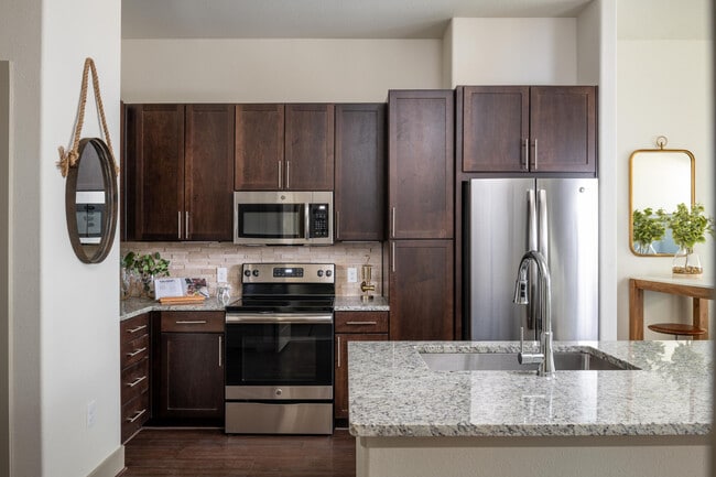 The Sterling at Oak Hills in San Antonio, TX - Foto de edificio - Building Photo