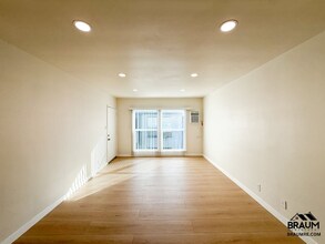 7333 Woodman Ave in Los Angeles, CA - Foto de edificio - Building Photo