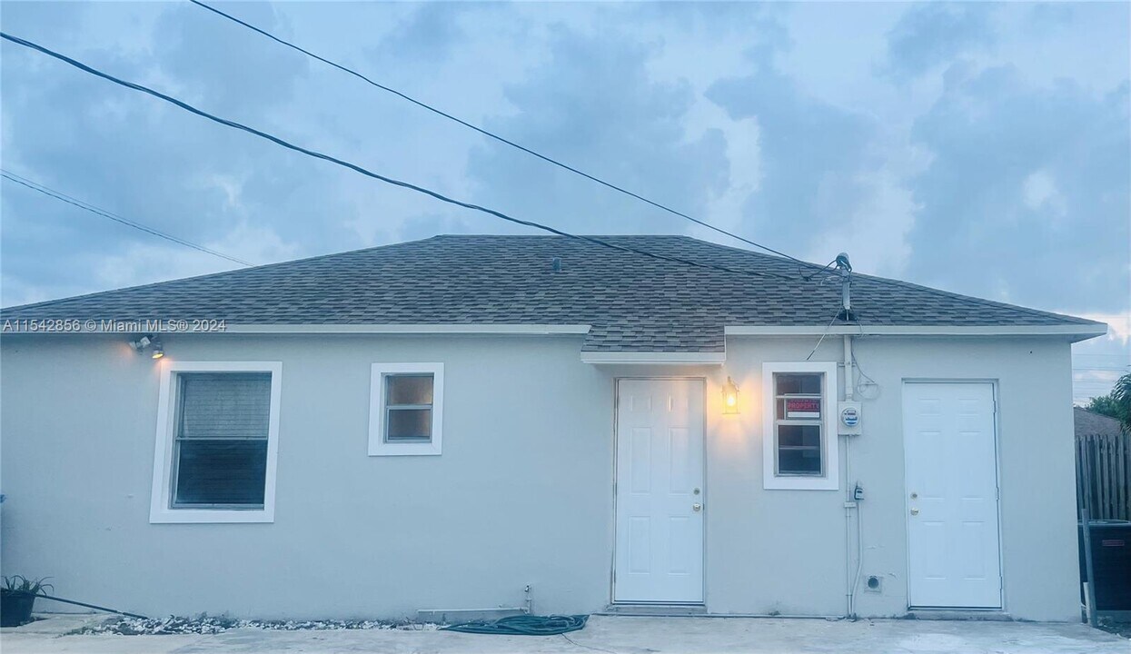 800 W 3rd St in Riviera Beach, FL - Building Photo