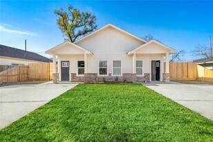 5618 Ridgeway Dr in Houston, TX - Building Photo