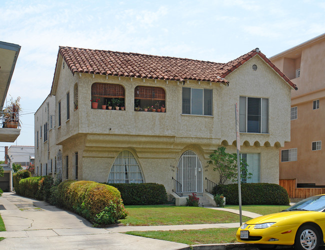 116-118 N Croft Ave in Los Angeles, CA - Foto de edificio - Building Photo