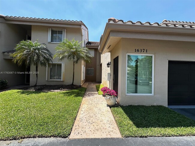 16369 Malibu Dr in Weston, FL - Building Photo - Building Photo