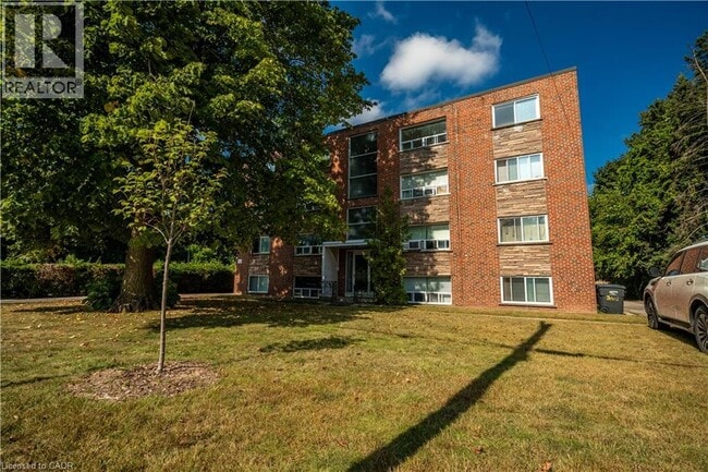 2161 Ghent Ave in Burlington, ON - Building Photo - Building Photo
