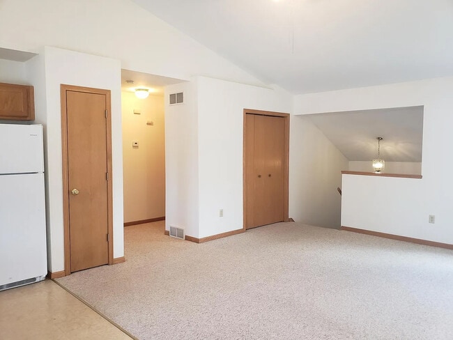 1233 Winston Dr in Edgerton, WI - Building Photo - Building Photo