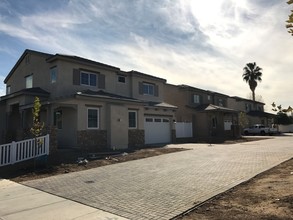 Stagg Village in Winnetka, CA - Foto de edificio - Building Photo