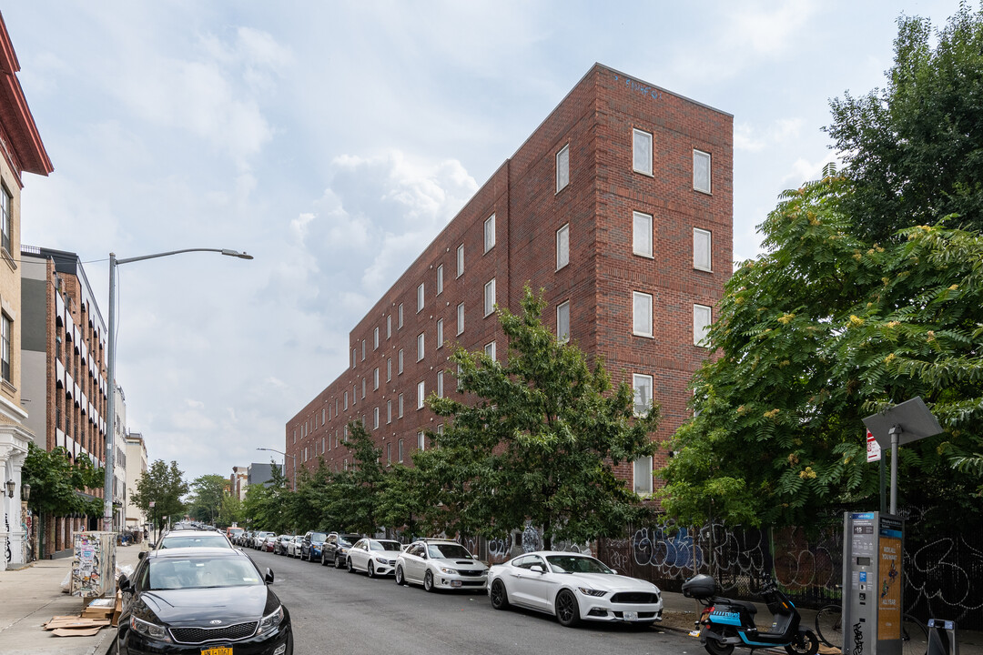 950 Willoughby Ave in Brooklyn, NY - Foto de edificio