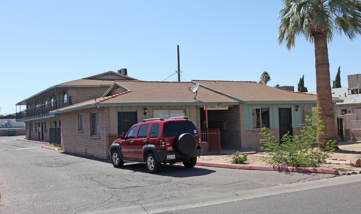 Los Amigos Apartments in Phoenix, AZ - Building Photo