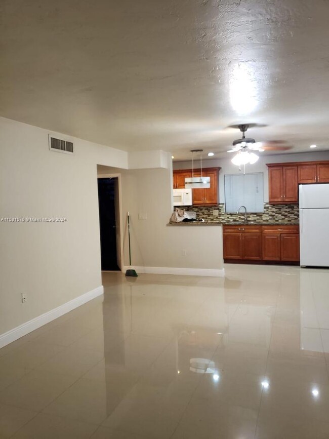 7590 SW 82nd St, Unit F121 in Miami, FL - Building Photo - Building Photo