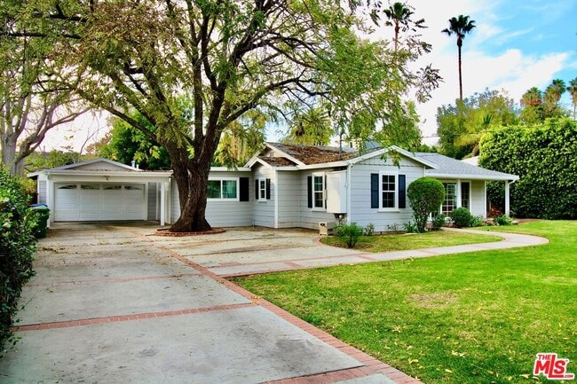 8421 Darby Ave in Los Angeles, CA - Building Photo - Building Photo