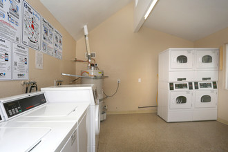 Canyon Crest Village Apartments in Riverside, CA - Foto de edificio - Interior Photo