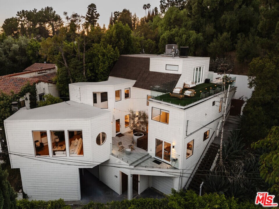 2261 Vasanta Way in Los Angeles, CA - Building Photo