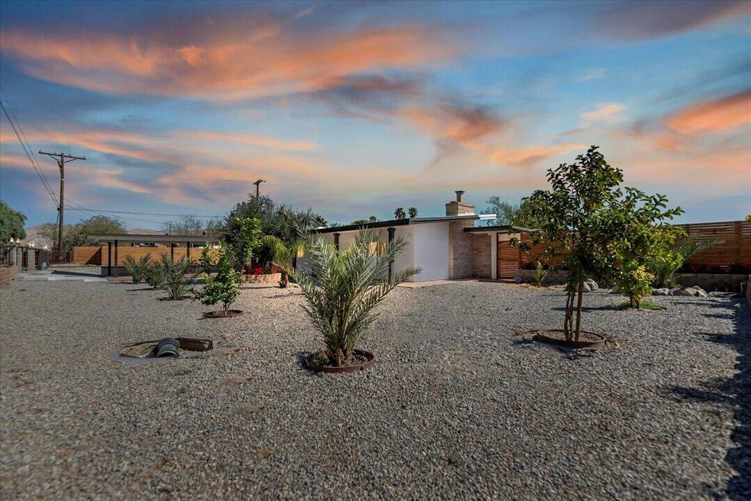 32300 Shadow Mountain Ln in Thousand Palms, CA - Building Photo