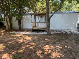 304 N Bloomington St in Lowell, AR - Building Photo