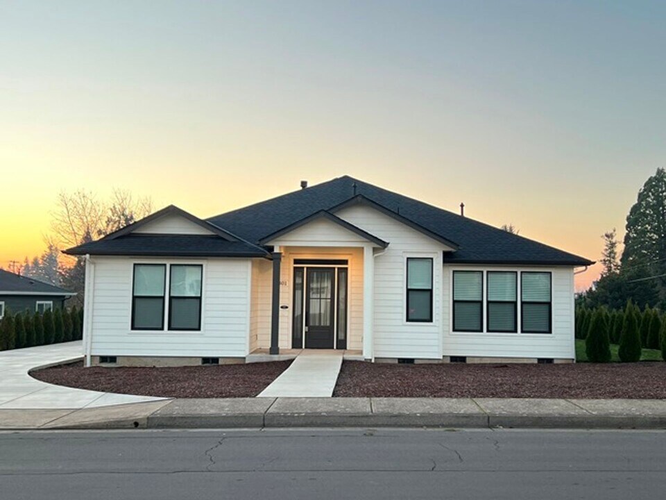 301 SE Arbor St in Sublimity, OR - Building Photo