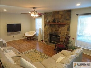 601 Maplecrest Rd in Edison, NJ - Building Photo - Building Photo