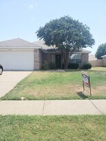 3716 Hermalinda Dr in Denton, TX - Building Photo