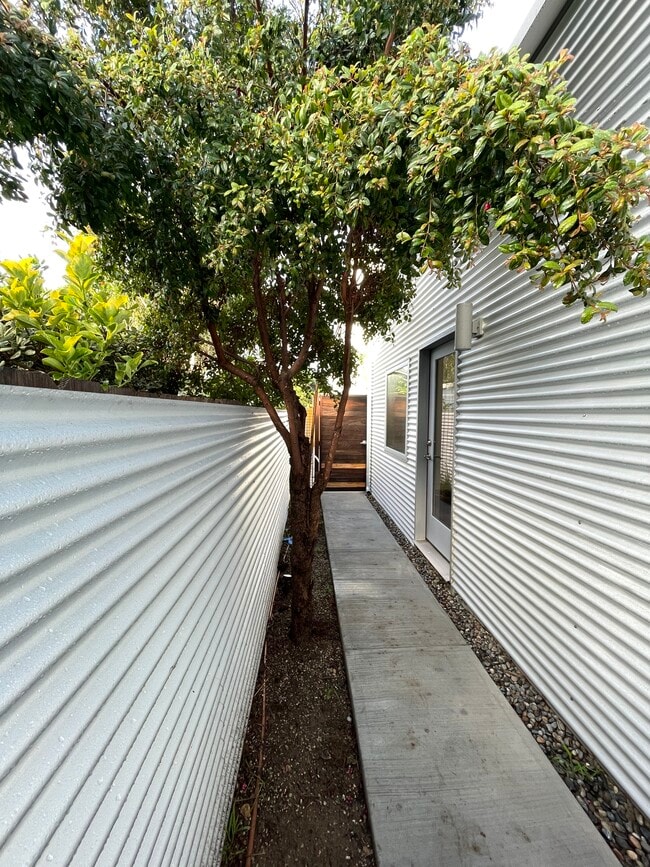 2725 Dalton Ave in Los Angeles, CA - Building Photo - Building Photo