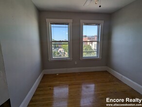 13 Pleasant St, Unit 3 in Cambridge, MA - Building Photo - Building Photo