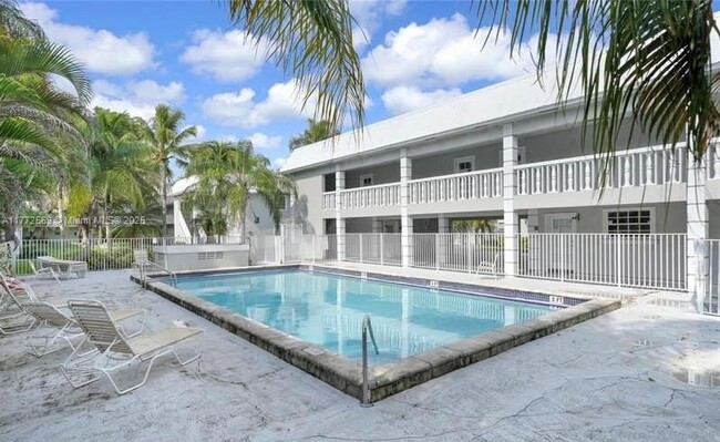 17255 SW 95th Ave in Palmetto Bay, FL - Foto de edificio - Building Photo