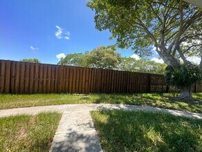 717 Tiffany Dr W in West Palm Beach, FL - Building Photo - Building Photo