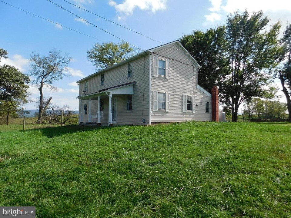 562 Berryville Pike in Charles Town, WV - Foto de edificio