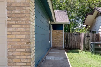 6004 Emerald Forest Dr in Austin, TX - Building Photo - Building Photo