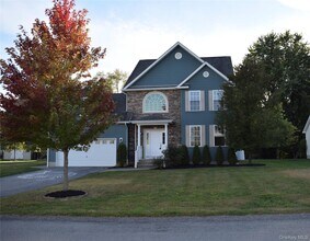 9 Alia Ct in Poughkeepsie, NY - Building Photo - Building Photo