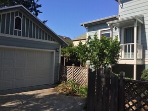 2232 Clinton Avenue, Unit B in Alameda, CA - Foto de edificio - Building Photo