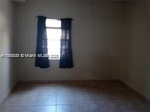 18344 NW 68th Ave in Hialeah, FL - Foto de edificio - Building Photo
