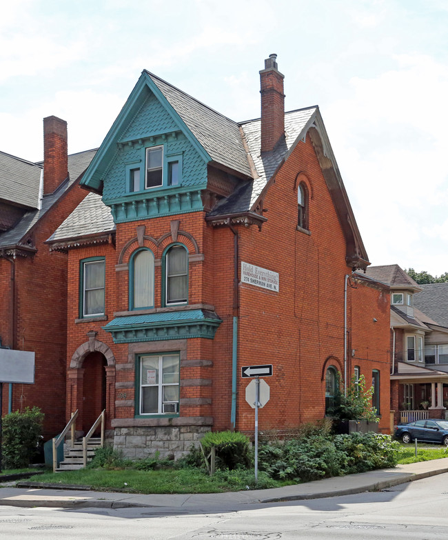 496 Main St E in Hamilton, ON - Building Photo - Primary Photo