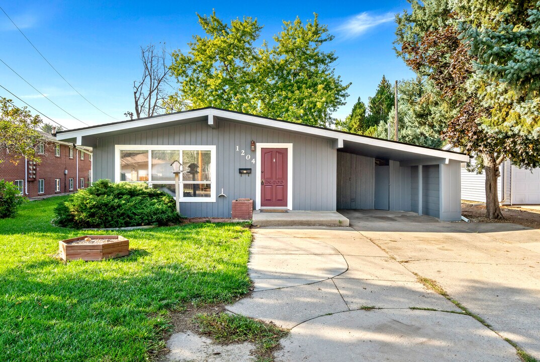 1204 W 10th St in Loveland, CO - Foto de edificio