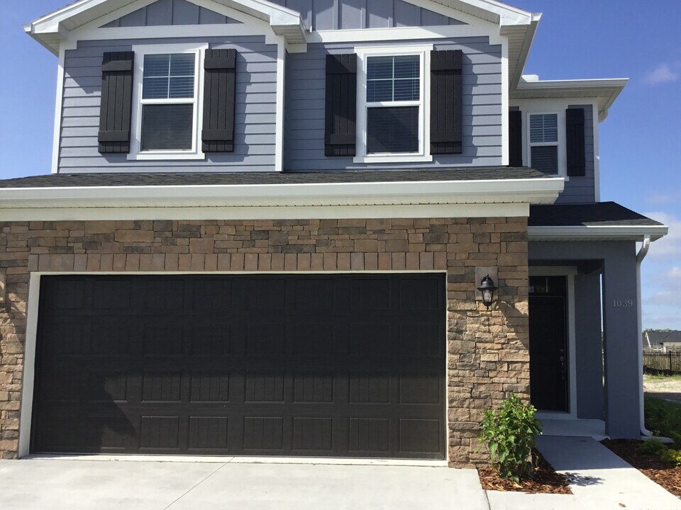 1039 Walden Pond Dr in Plant City, FL - Building Photo